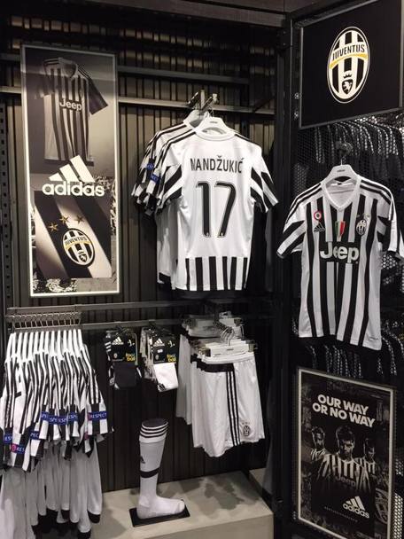 Le maglie di Mandzukic allo Juventus Store. Twitter